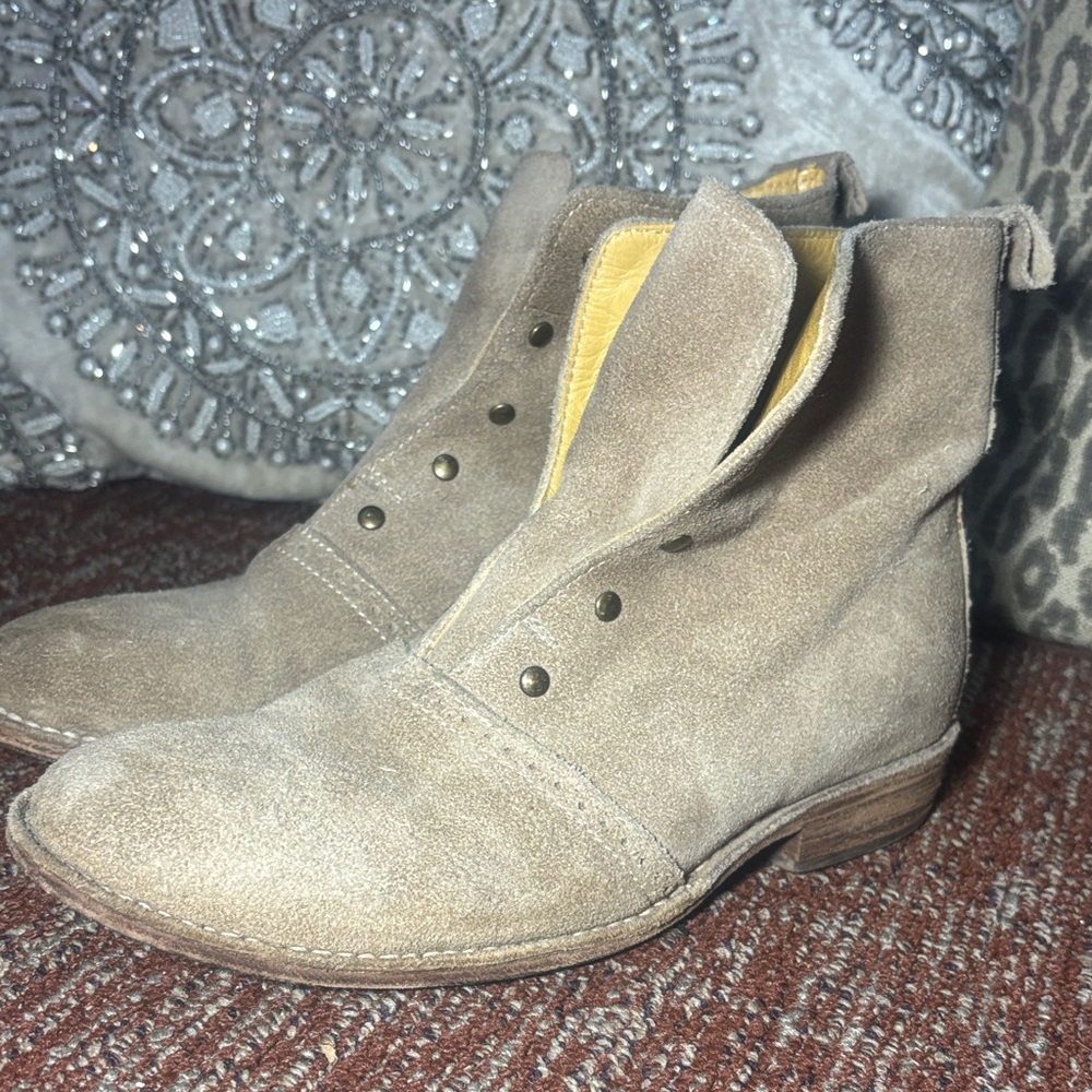 Bed STU laceless Tan Suede Booties studded slip on western womenโsโ 6.5